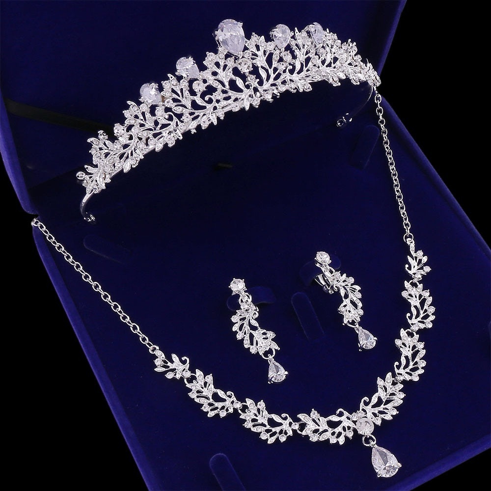 Elegant Silver Tiara and Necklace Set